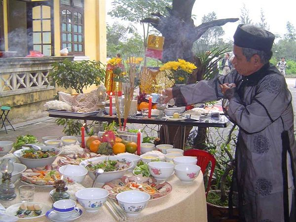 Bài văn khấn mùng 2 tết Nguyên Đán cúng thần linh và hội đồng gia tiên